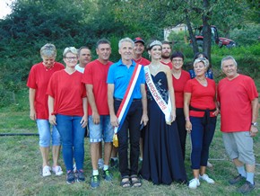 Miss Ardéche entourée du Conseil municipal